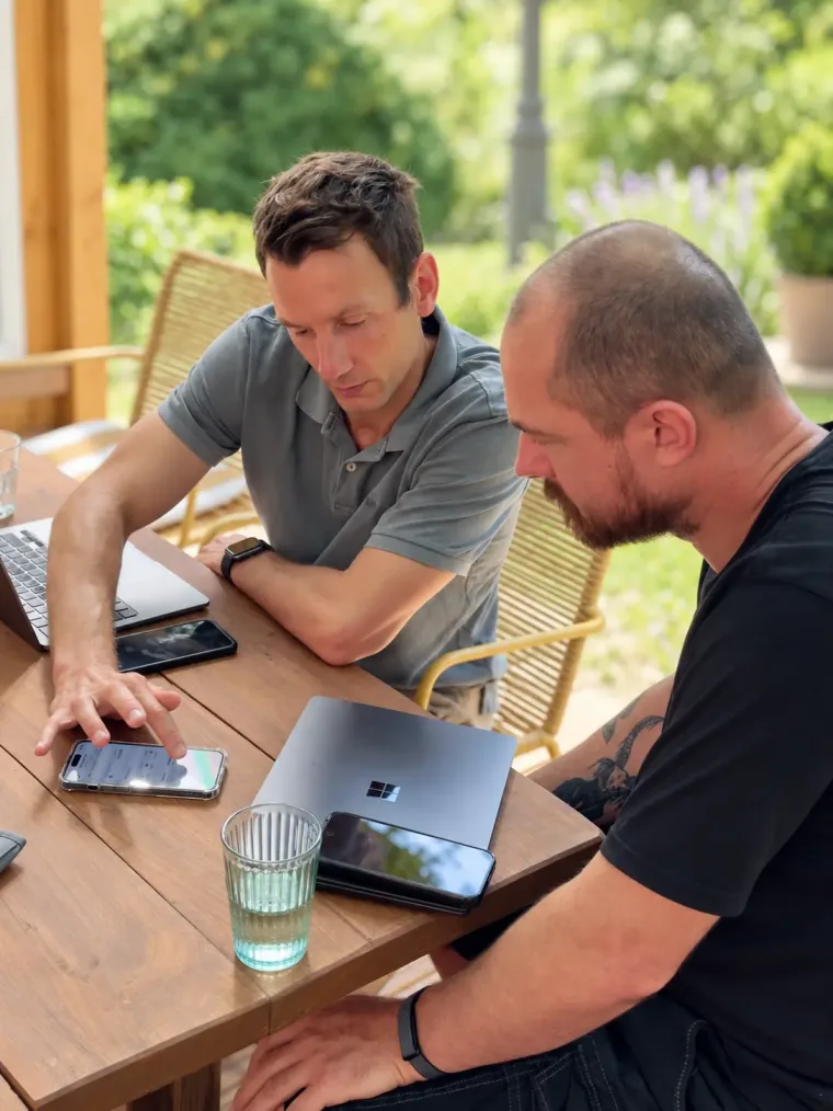 Marco Bullin und Sven Harazim testen die Hawepro-App auf dem Smartphone