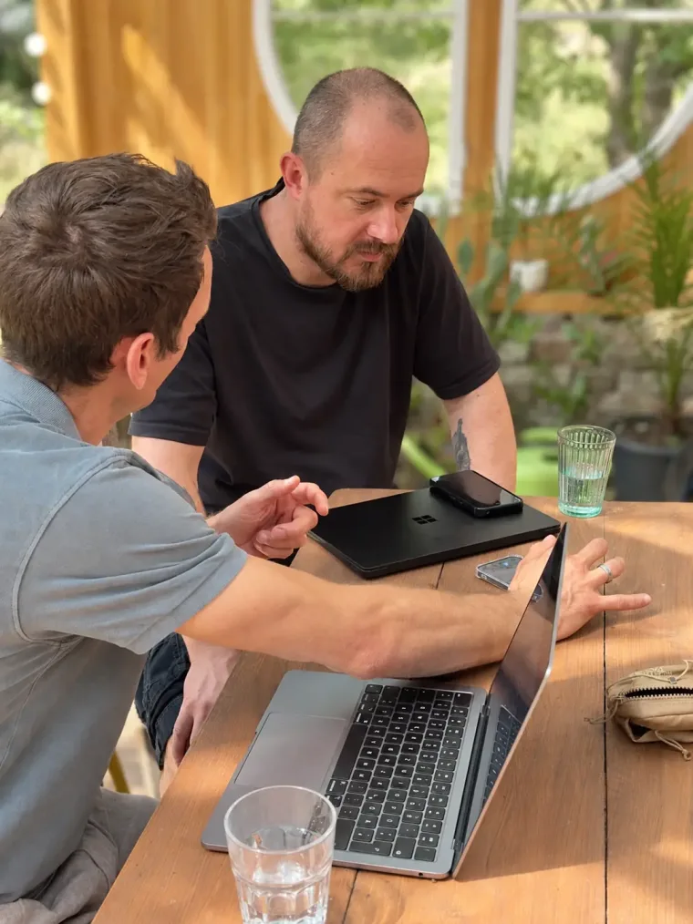 Marco Bullin und Sven Harazim bei der gemeinsamen Entwicklung an Hawepro